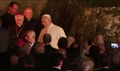 Le pape Léon XIV prononce une prière à la grotte de Lourdes
