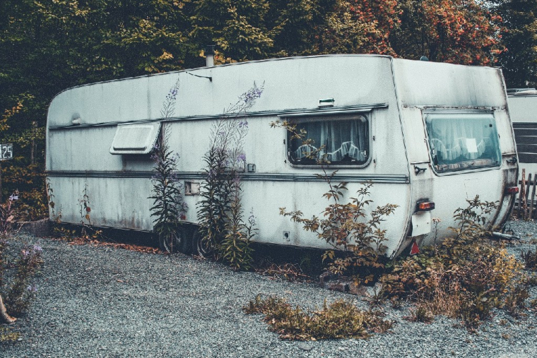 Il coince les caravanes qui squattent son terrain avec un gros bloc de béton (Crédit photo: Markus Spiske - Unsplash)