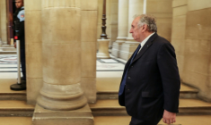 Le président du MoDem et ancien Premier ministre François Bayrou arrive au tribunal de Paris pour assister au réquisitoire lors du procès en appel dans le dossier des assistants d'eurodéputés du MoDem, le 28 septembre 2026 ( AFP / MEHDI FEDOUACH )