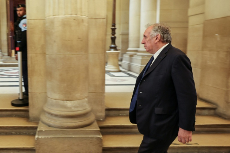 Le président du MoDem et ancien Premier ministre François Bayrou arrive au tribunal de Paris pour assister au réquisitoire lors du procès en appel dans le dossier des assistants d'eurodéputés du MoDem, le 28 septembre 2026 ( AFP / MEHDI FEDOUACH )