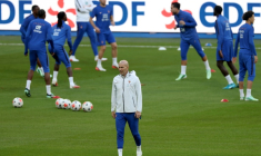 Le sélectionneur de l'équipe de France Zinédine Zidane au centre d'une séance d'entraînement à la veille de la rencontre de Ligue des nations contre l'Italie, le 1er octobre 2026 à Saint-Denis ( AFP / FRANCK FIFE )