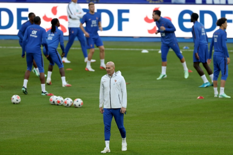 Le sélectionneur de l'équipe de France Zinédine Zidane au centre d'une séance d'entraînement à la veille de la rencontre de Ligue des nations contre l'Italie, le 1er octobre 2026 à Saint-Denis ( AFP / FRANCK FIFE )