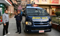 Krishna Kumar Chand, au centre, chef du poste de police de Janasewa à Katmandou, debout à côté du nouveau véhicule d’intervention rapide acquis grâce à une collecte de fonds organisée par le travailleur social Ganapati Lal Shrestha, à gauche, à Katmandou au Népal le 29 décembre 2025 ( AFP / Prakash MATHEMA )
