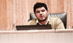 Amine Kessaci intervient au conseil municipal de Marseille le 18 décembre 2025 ( AFP / Thibaud MORITZ )