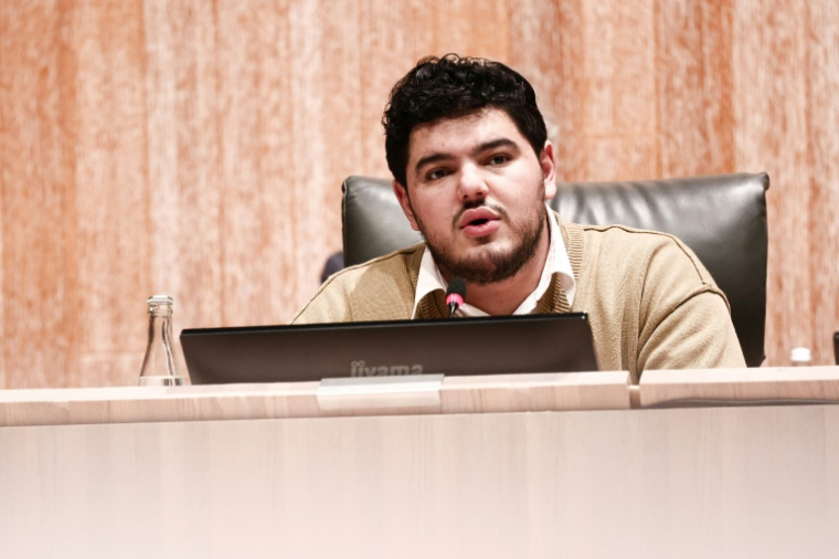 Amine Kessaci intervient au conseil municipal de Marseille le 18 décembre 2025 ( AFP / Thibaud MORITZ )