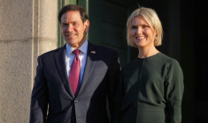 Le secrétaire d’État américain, Marco Rubio (g), avec la Première ministre islandaise, Kristrun Frostadottir, lors d’une visite à la Maison des Collections, à Reykjavik, le 6 octobre 2026 ( POOL / Mark Schiefelbein )
