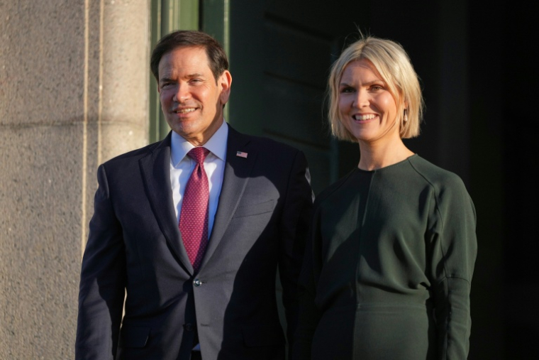 Le secrétaire d’État américain, Marco Rubio (g), avec la Première ministre islandaise, Kristrun Frostadottir, lors d’une visite à la Maison des Collections, à Reykjavik, le 6 octobre 2026 ( POOL / Mark Schiefelbein )