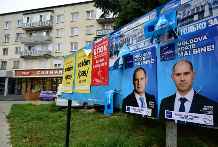 Affiches électorales de candidats locaux pour les prochaines élections législatives, le 24 septembre 2025 à Ungheni (Moldavie) ( AFP / Daniel MIHAILESCU )