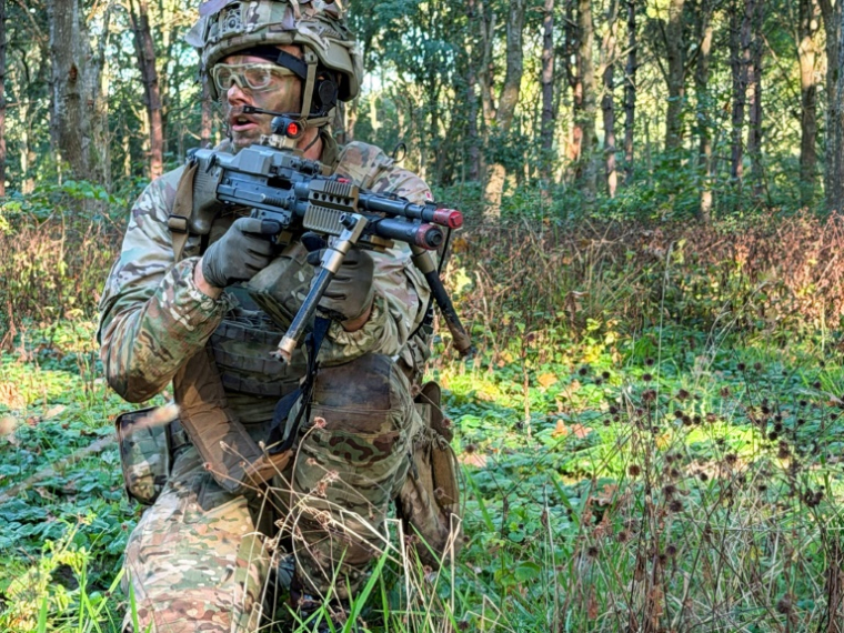 Un membre de la Garde nationale danoise participe à un exercice à Odense, au Danemark, le 4 octobre 2026 ( AFP / Camille BAS-WOHLERT )