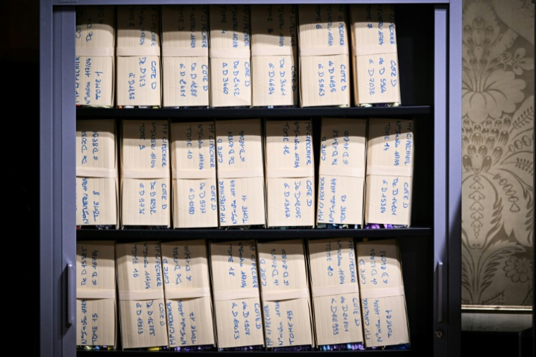 Des boîtes étiquetées préparées et exposées dans la salle d'audience pour le procès de l'ancien anesthésiste français Frédéric Péchier, au tribunal de Besançon, dans le nord-est de la France ( AFP / SEBASTIEN BOZON )