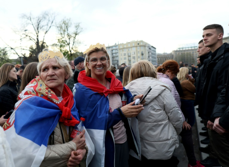 Des partisans du président serbe participent à un rassemblement pro-gouvernemental à Belgrade, le 11 avril 2025 ( AFP / OLIVER BUNIC )