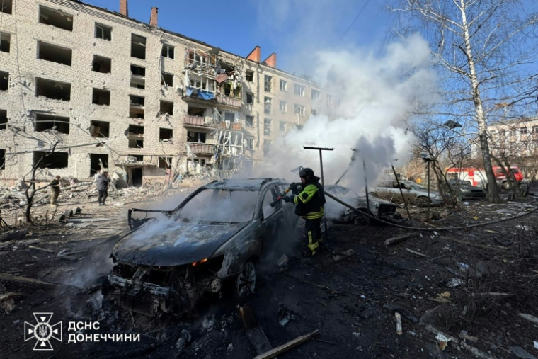 Photo des services de secours ukrainiens montrant les dégâts causés par une frappe russe à Sloviansk, le 10 mars 2026 ( STATE EMERGENSY SERVICE OF UKRAINE / Handout )