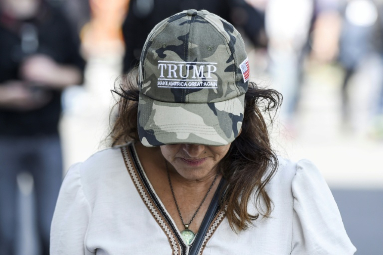Une manifestante antivax avec une casquette "Trump, make America great again", à Nantes le 7 août 2021 ( AFP / Sebastien SALOM-GOMIS )