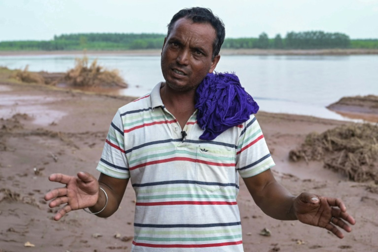 L'agriculteur Surjan Lal lors d'une interview avec l'AFP dans le village de Toor, dans l'Etat du Pendjab, le 11 septembre 2025 en Inde ( AFP / Narinder NANU )