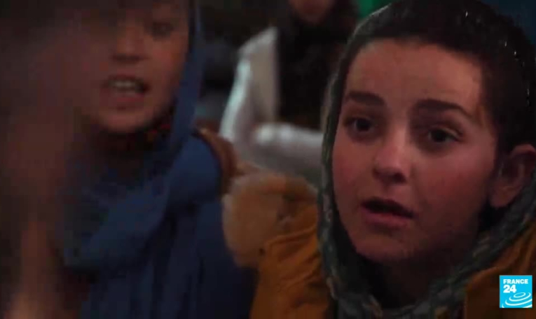 Les réfugiées afghanes retournent à l'école au Pakistan