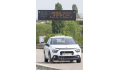 L'association de consommateurs CLCV (Consommation, logement et cadre de vie) a annoncé mercredi lancer une action de groupe visant le constructeur automobile Stellantis au nom de 150 propriétaires de voitures équipées d'airbags Takata défectueux ( AFP / Jean-Christophe VERHAEGEN )