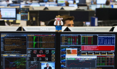 Un trader regarde des écrans sur le parquet de la banque KBC à Bruxelles