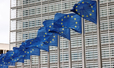 Les drapeaux de l'Union européenne flottent devant le siège de la Commission européenne à Bruxelles