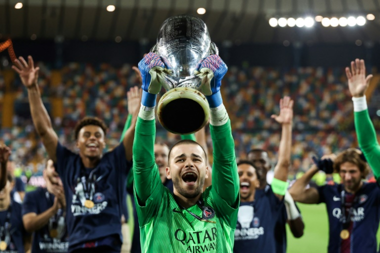 Le nouveau gardien titulaire du Paris Saint-Germain Lucas Chevalier soulève le trophée de la Supercoupe le 13 août 2025 à Udine en Italie ( AFP / FRANCK FIFE )