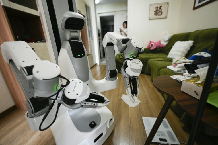 Un robot X Square fait le ménage au domicile d'une cliente, le 21 mai 2026 à Pékin, en Chine ( AFP / WANG Zhao )