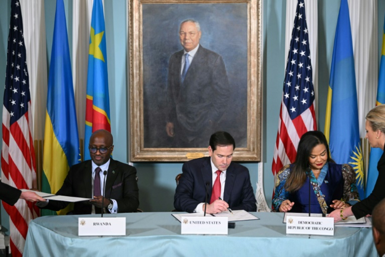 Le secrétaire d'Etat américain Marco Rubio (centre) et ses homologues congolaise Thérèse Kayikwamba Wagner (droite) et rwandais Olivier Nduhungirehe (L) pendant la signature de l'accord de paix, le 27 juin 2025 à Washington ( AFP / Mandel NGAN )