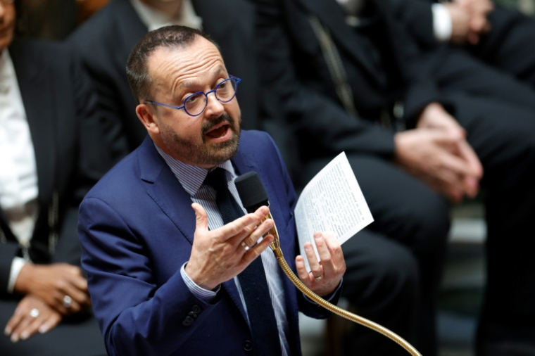 Le ministre chargé de la Santé, Yannick Neuder, lors d'une séance de questions à l'Assemblée nationale, le 10 juin 2025 à Paris ( AFP / GEOFFROY VAN DER HASSELT )