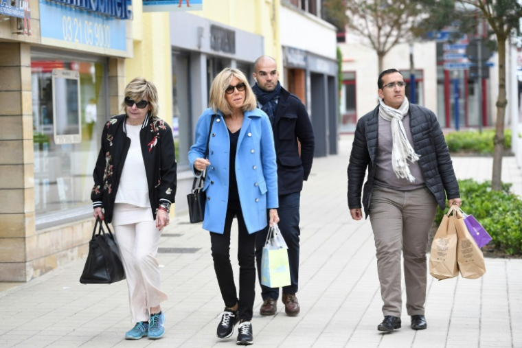 Michèle dite "Mimi" Marchand (à gauche) et Brigitte Macron au Touquet le 22 avril 2017  ( AFP / Eric Feferberg )