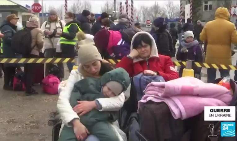 Les réfugiés ukrainiens défilent à la frontière avec la Moldavie