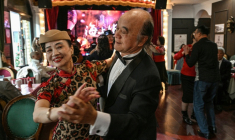 Cette photo prise le 10 décembre 2025 montre Wang Li, 65 ans, en train de danser avec un partenaire dans une salle de danse du district de Changning à Shanghai  ( AFP / Hector RETAMAL )