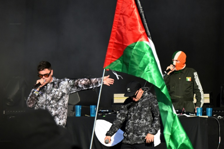 Le groupe de rap nord-irlandais "Kneecap" se produit sur scène au festival "Cabaret Vert" à Charleville-Mézières le 17 août 2025 ( AFP / FRANCOIS NASCIMBENI )