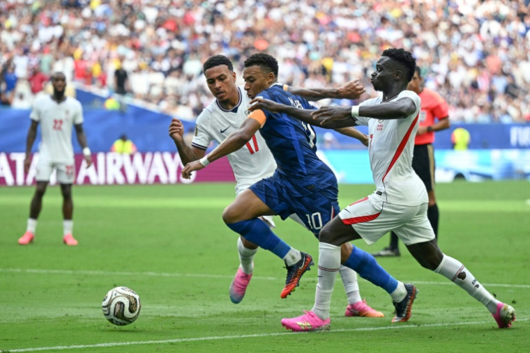 Les Anglais Morgan Rogers et Bukayo Saka au duel avec Kylian Mbappe lors du match pour la 3e place de la Coupe du monde entre la France et l'Angleterre à Miami le 18 juillet 2026 ( AFP / CHANDAN KHANNA )
