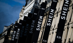 Le logo de Shein sur la façade du BHV à Paris, le 3 novembre 2025 ( AFP / Julie SEBADELHA )