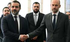 Le ministre syrien des Affaires étrangères, Asaad Al-Shaibani (à g.), serre la main du ministre français des Affaires étrangères, Jean-Noël Barrot, au palais présidentiel de Tichrine, à  Damas, le 5 février 2026 ( AFP / LOUAI BESHARA )