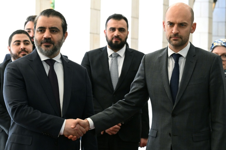 Le ministre syrien des Affaires étrangères, Asaad Al-Shaibani (à g.), serre la main du ministre français des Affaires étrangères, Jean-Noël Barrot, au palais présidentiel de Tichrine, à  Damas, le 5 février 2026 ( AFP / LOUAI BESHARA )