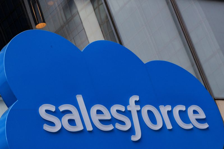 Photo du logo de Salesforce au siège de la société