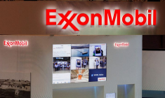 Des logos d'ExxonMobil sont visibles sur son stand à Gastech, le plus grand salon mondial de l'industrie du gaz, à Chiba