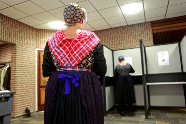 Des électeurs dans un bureau de vote à Staphorst le 9 juillet 2010, aux Pays-Bas ( AFP / ANOEK DE GROOT )