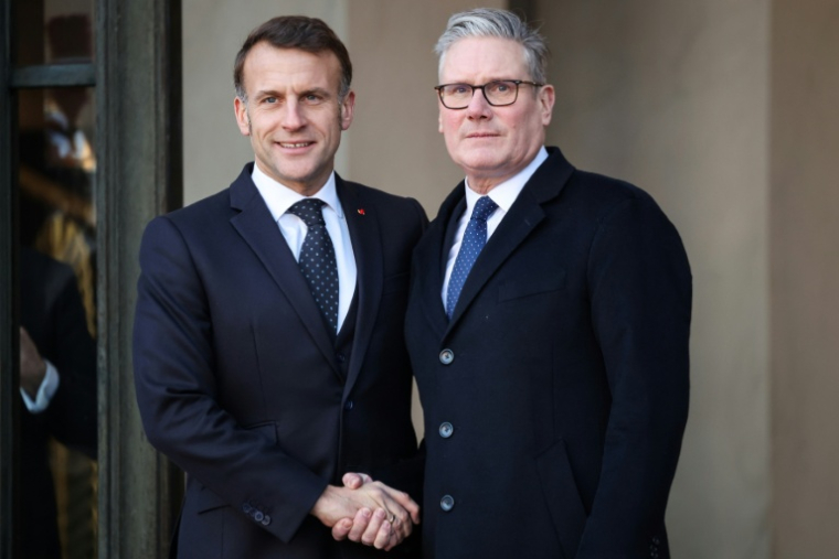 Le président français Emmanuel Macron accueille le Premier ministre britannique Keir Starmer au palais de l'Elysée le 6 janvier 2026 à Paris  ( AFP / Ludovic MARIN )