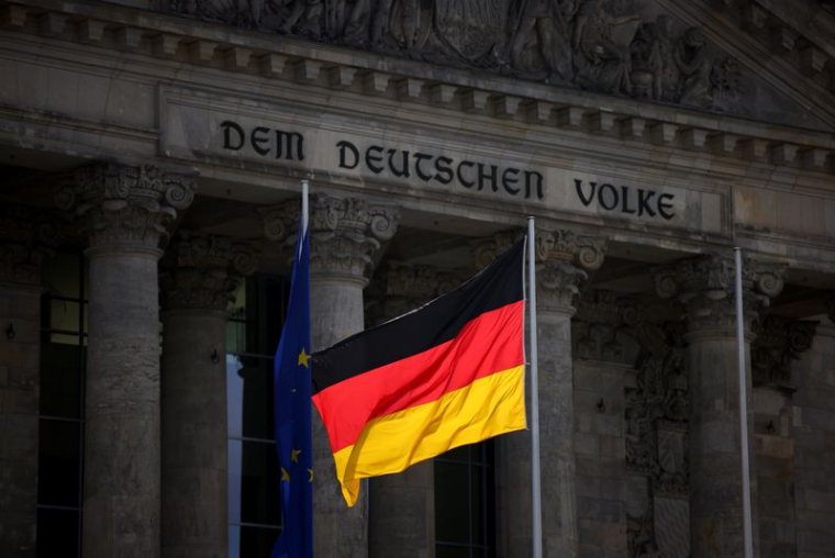 Le drapeau national allemand flotte devant le bâtiment du Reichstag à Berlin.