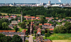 Vue aérienne du village de Moerdijk, dans le sud des Pays-Bas, le 22 juin 2026. Moerdijk est un village portuaire de 1.150 habitants placé entre les ports de Rotterdam et d'Anvers, en Belgique. C'est ici que le gouvernement néerlandais a choisi d'implanter une zone destinée à recevoir l'électricité produite par les parcs éoliens en mer et à rendre plus durable l'industrie portuaire du pays ( ANP / Jeffrey Groeneweg )