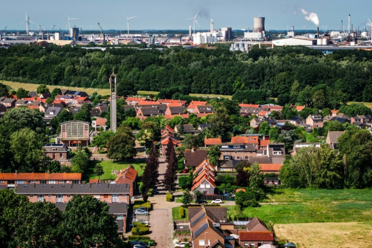 Vue aérienne du village de Moerdijk, dans le sud des Pays-Bas, le 22 juin 2026. Moerdijk est un village portuaire de 1.150 habitants placé entre les ports de Rotterdam et d'Anvers, en Belgique. C'est ici que le gouvernement néerlandais a choisi d'implanter une zone destinée à recevoir l'électricité produite par les parcs éoliens en mer et à rendre plus durable l'industrie portuaire du pays ( ANP / Jeffrey Groeneweg )