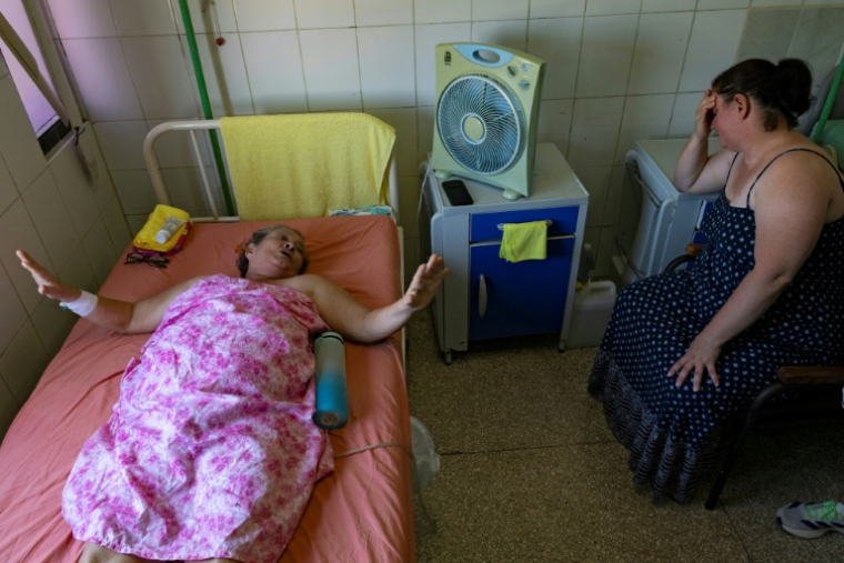 Une patiente hospitalisée à l'Institut d'oncologie et de radiobiologie (INOR) attend depuis plusieurs semaines un scanner, à La Havane, le 1er juillet 2026 ( AFP / YAMIL LAGE )
