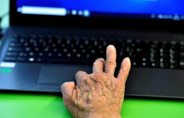 Face à la dématérialisation des services publics, "60 millions de consommateurs" réclame, avec la Défenseure des droits, une loi imposant plusieurs modes d'accès ( AFP / GEORGES GOBET )