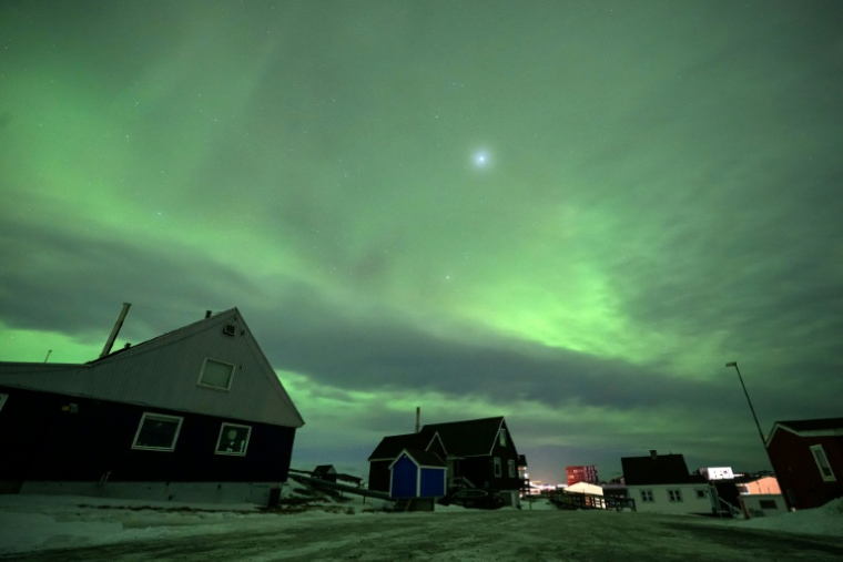 Des aurores boréales illuminent le ciel à Nuuk, la capitale du Groenland, le 22 janvier 2026   ( AFP / Jonathan NACKSTRAND )