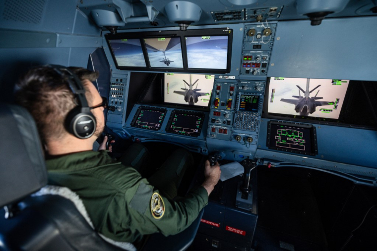 Un militaire français dans un A330 MRTT, dans l'espace aérien grec, le 4 octobre 2024. ( AFP / CLEMENT MAHOUDEAU )