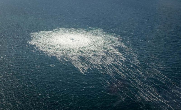 Des bulles de gaz provenant de la fuite du Nord Stream 2 dans la mer Baltique