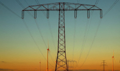 Pylônes électriques à côté des éoliennes près de Weselitz, en Allemagne