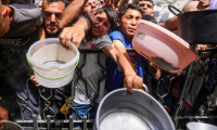 Des Palestiniens se pressent à une distribution de nourriture à Jabalia, dans le nord de la bande de Gaza, le 17 mai 2025 ( AFP / Bashar TALEB )