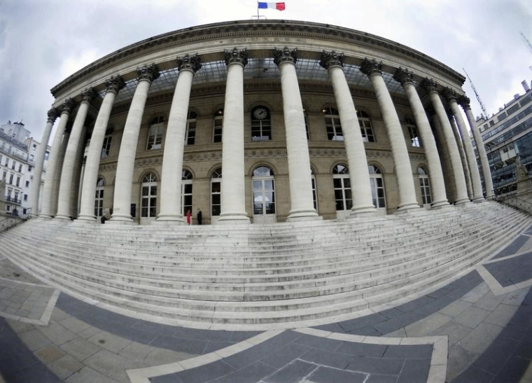 LA BOURSE DE PARIS FINIT STABLE