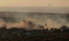 De la fumée est visible au-dessus de bâtiments détruits dans la bande de Gaza lors d'un bombardement israélien, le 21 mai 2025 ( AFP / Menahem KAHANA )